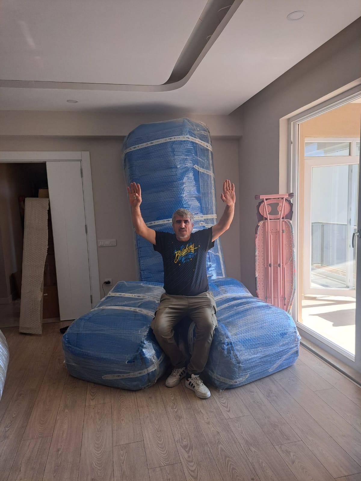 Eminyol Nakliyat ekip üyesi paketlenmiş eşyalarla