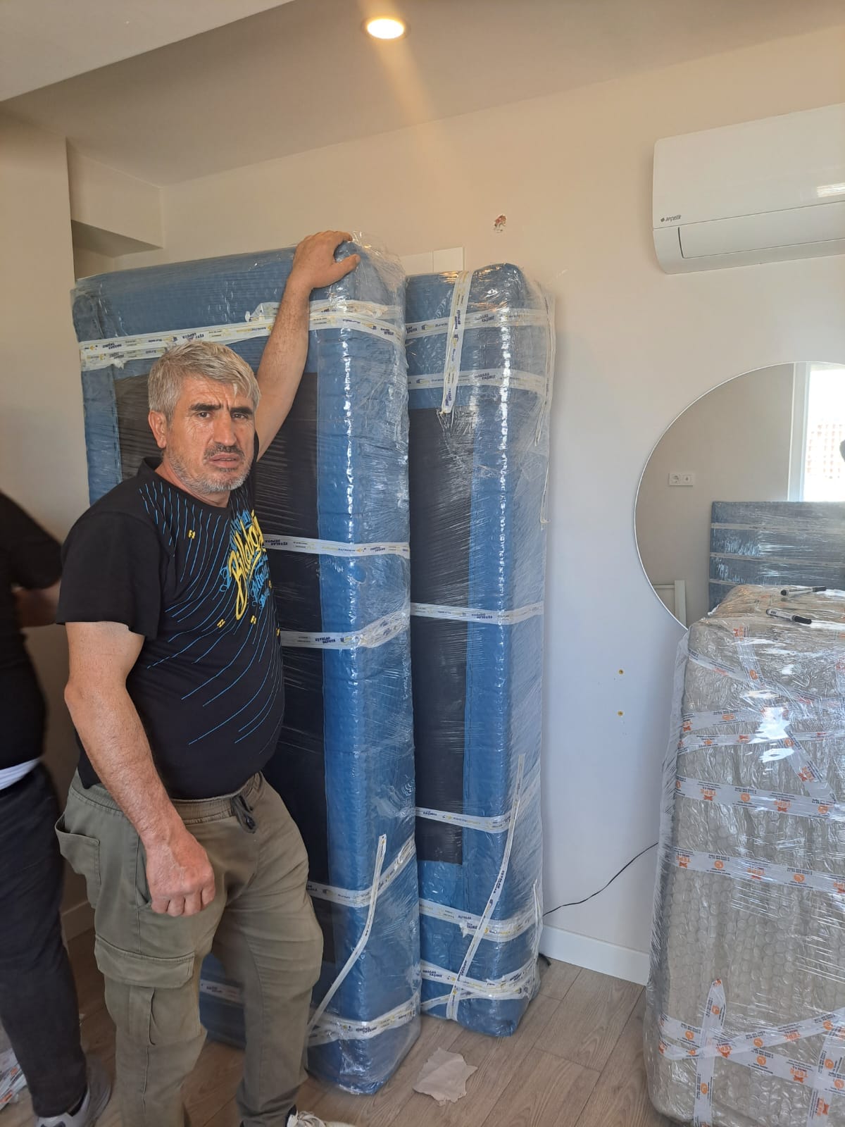 Hassas ayna ve yatakların dikkatle paketlenmesi