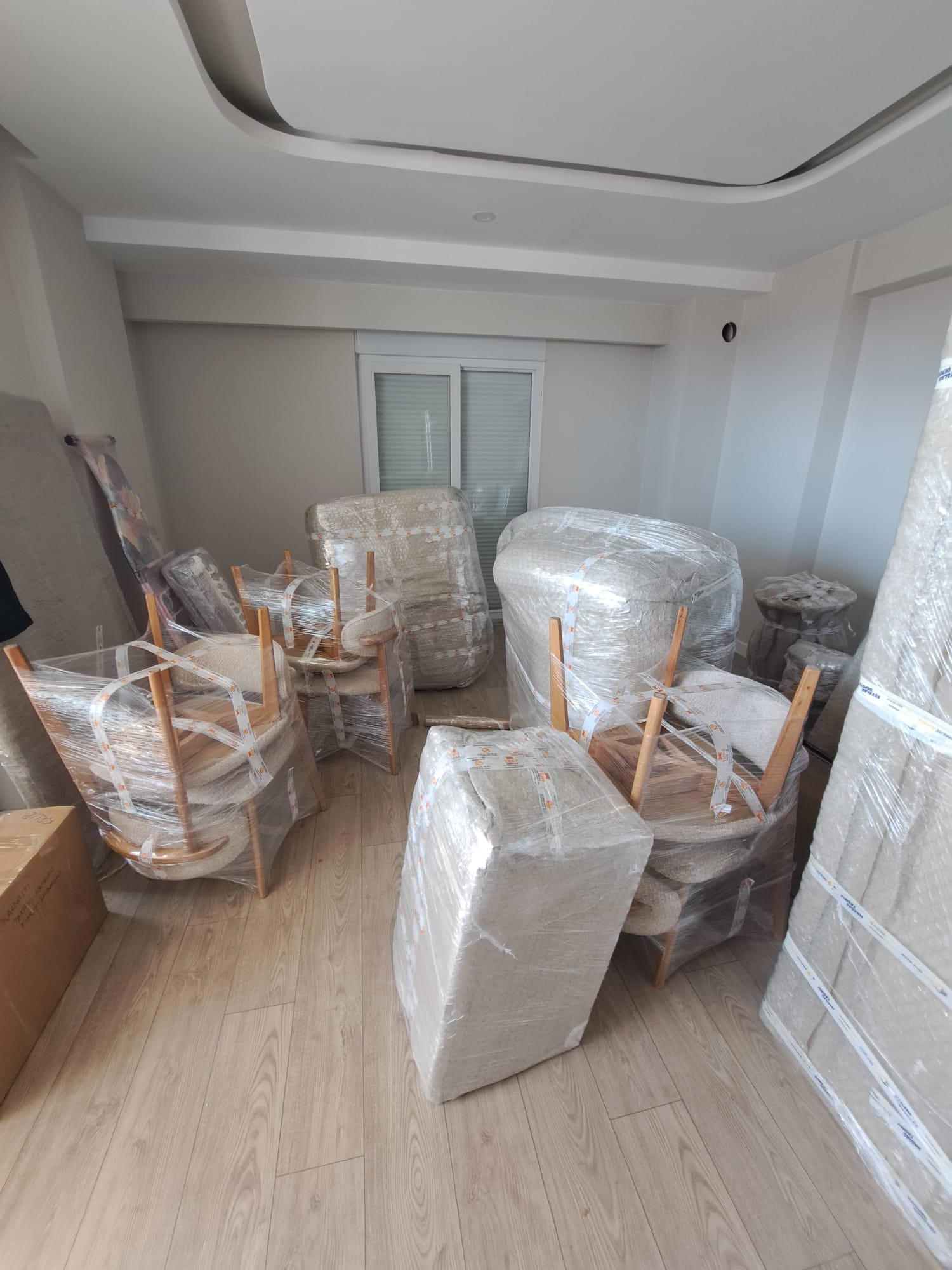 Streç filmle sarılmış koltuk ve sandalyelerin profesyonel paketlenmesi