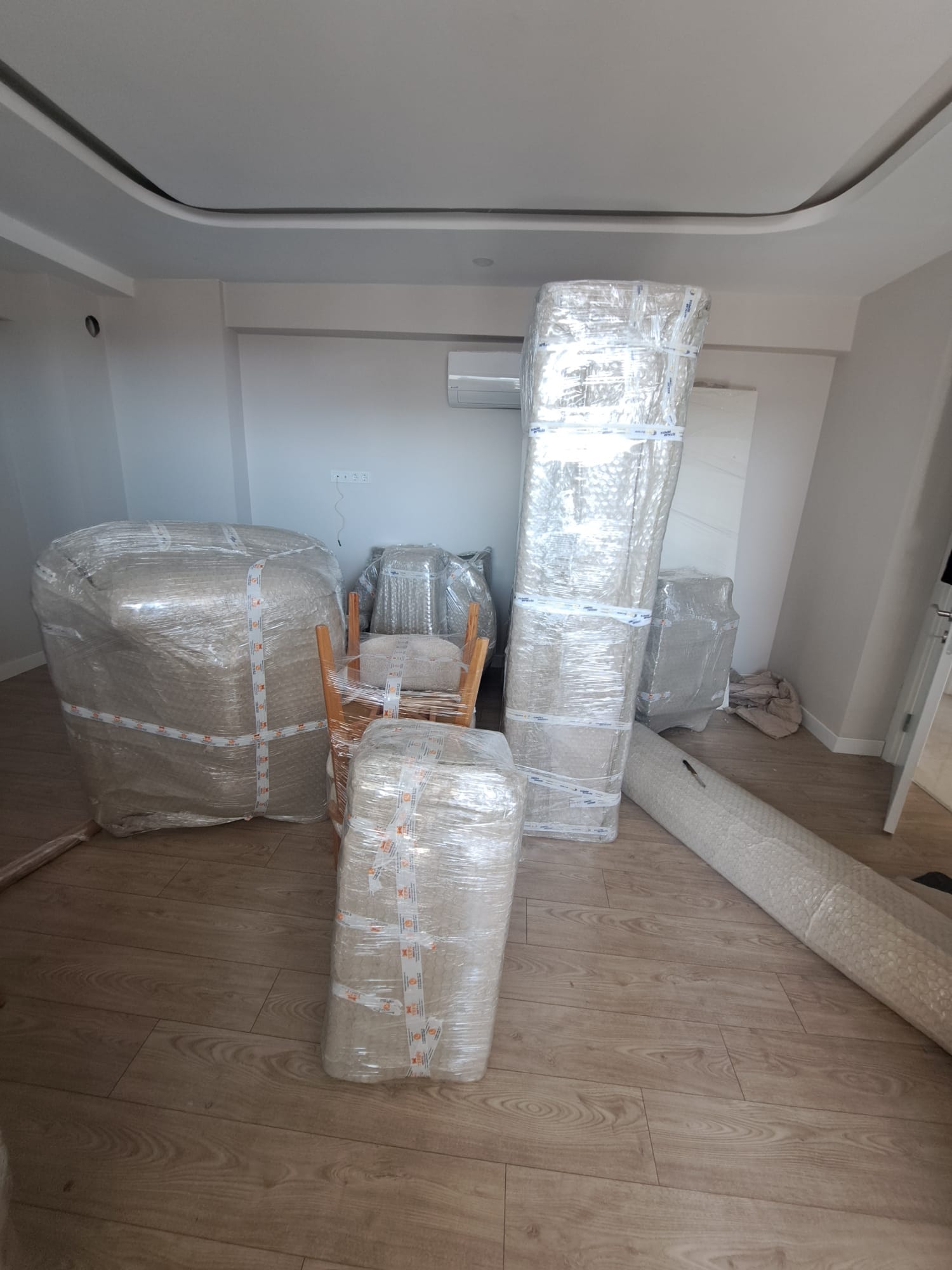 Paketlenmiş koltuk ve rulo halı taşıma