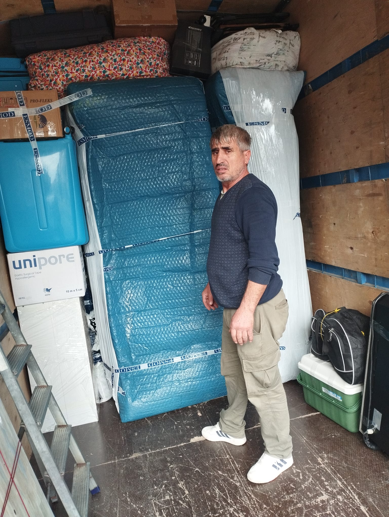 Eminyol Nakliyat nakliye aracına düzenli yüklenen paketlenmiş eşyalar